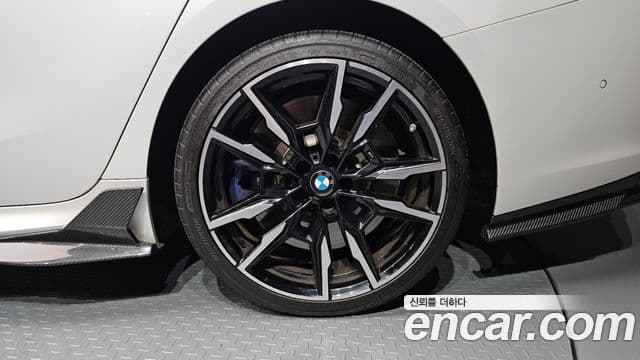 BMW 8 Series 2024 — Photo 27/34