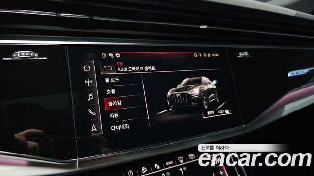 Audi Q7 2022 — ფოტო 17/20