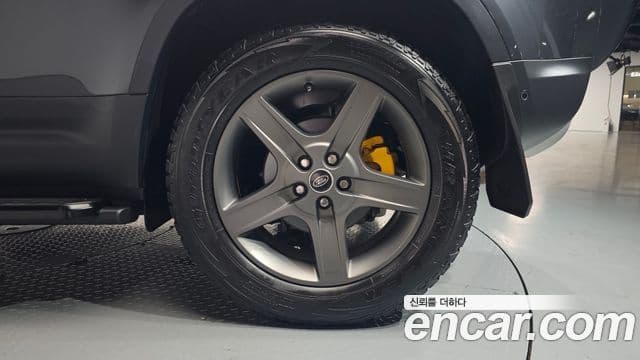 Land Rover Defender 2022 — Photo 28/34