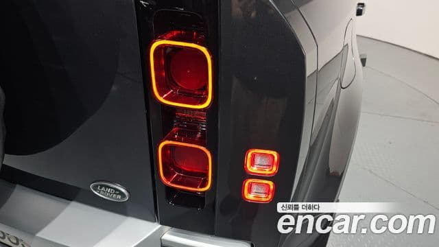 Land Rover Defender 2022 — Photo 32/34
