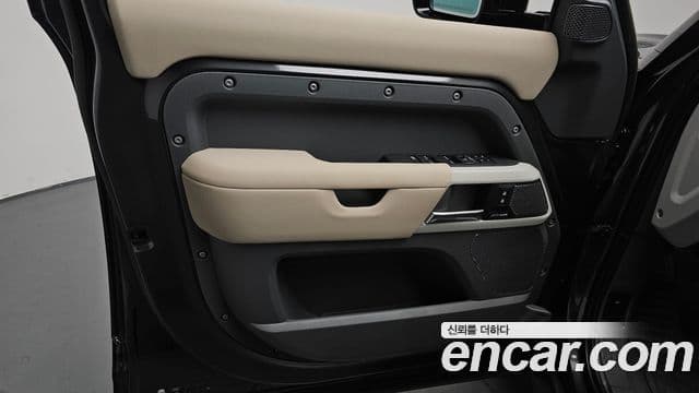 Land Rover Defender 2022 — Photo 8/34
