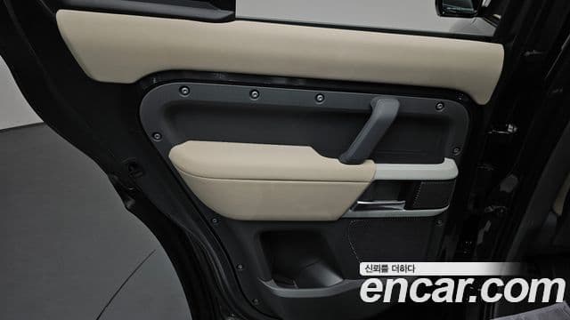 Land Rover Defender 2022 — Photo 22/34