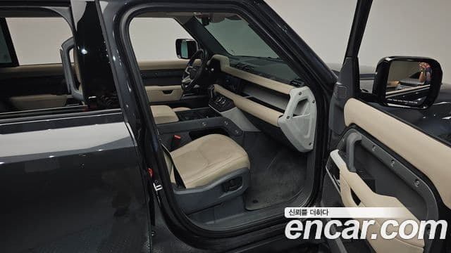 Land Rover Defender 2022 — Photo 16/34