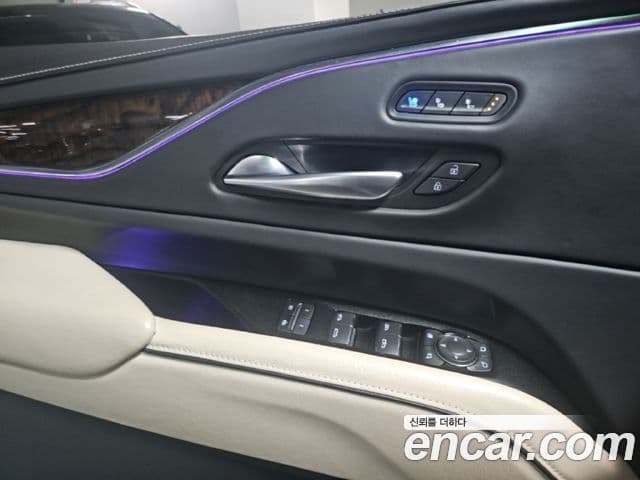 Cadillac Escalade 2023 — ფოტო 19/20