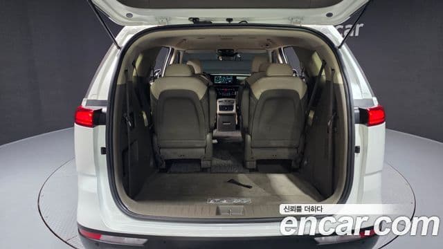 Kia Carnival 2021 — фото 19 из 20