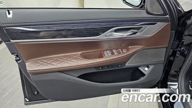 BMW 7 Series 2021 — Photo 28/34
