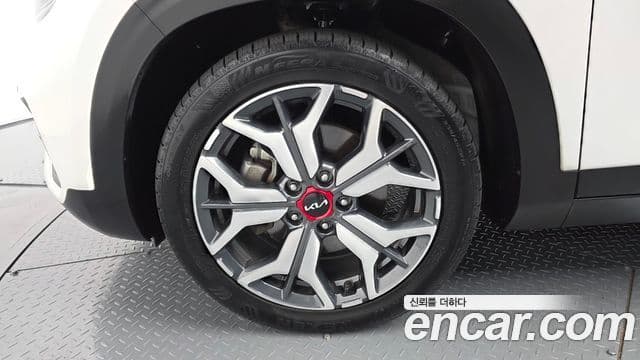 Kia Seltos 2022 — ფოტო 5/20