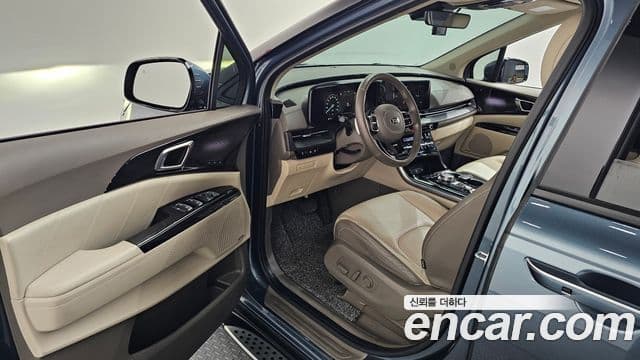 Kia Carnival 2021 — фото 10 из 20