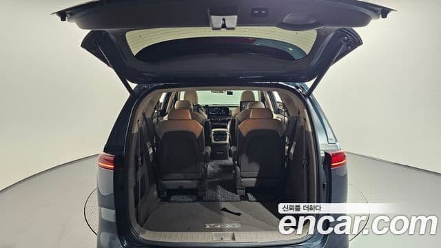 Kia Carnival 2021 — ფოტო 17/20