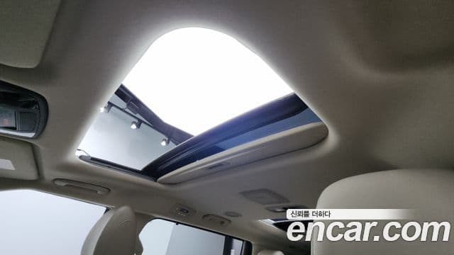 Kia Carnival 2022 — ფოტო 17/20