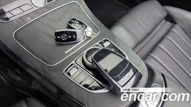Mercedes-Benz E-Class 2020 — Photo 21/30