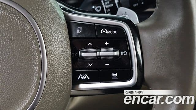 Kia Carnival 2021 — ფოტო 17/20