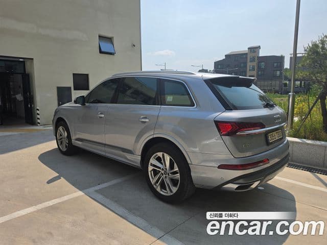 Audi Q7 2021 — Şəkil 2/14