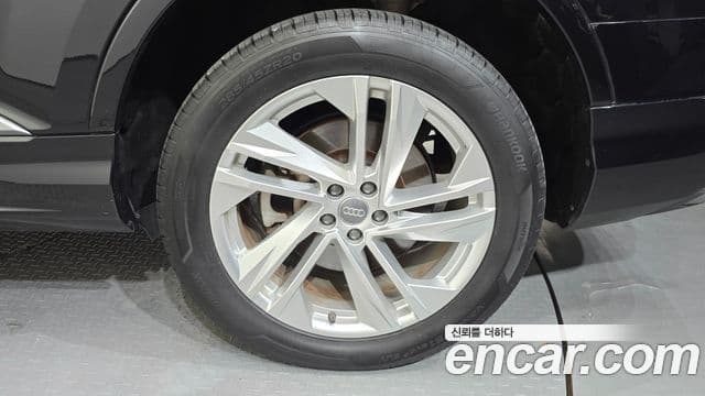 Audi Q7 2021 — Şəkil 35/36