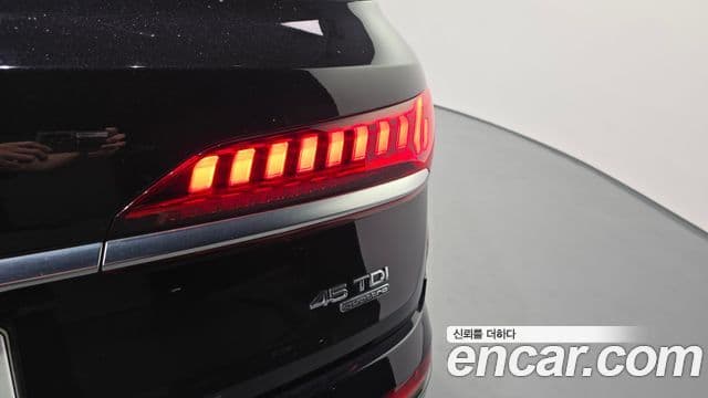 Audi Q7 2021 — Şəkil 28/36