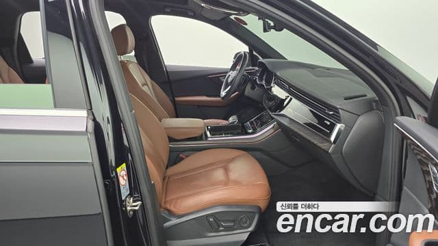 Audi Q7 2021 — Şəkil 17/36