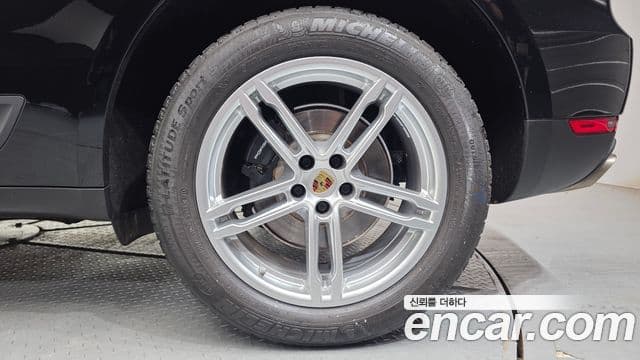 Porsche Macan 2019 — Photo 9/30