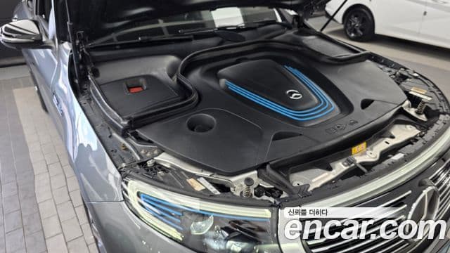 Mercedes-Benz EQC 2020 — ფოტო 25/35