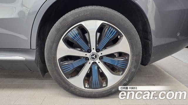 Mercedes-Benz EQC 2020 — ფოტო 21/35