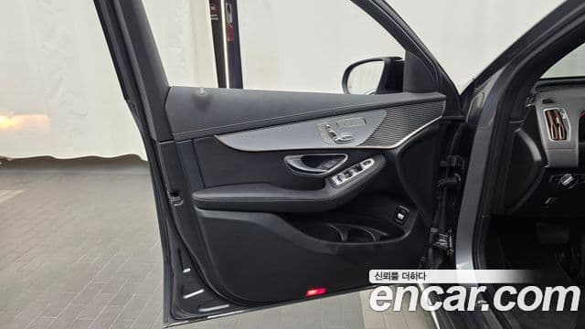 Mercedes-Benz EQC 2020 — ფოტო 28/35
