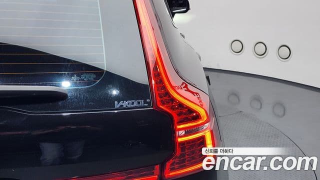 Volvo XC60 2018 — Photo 21/36