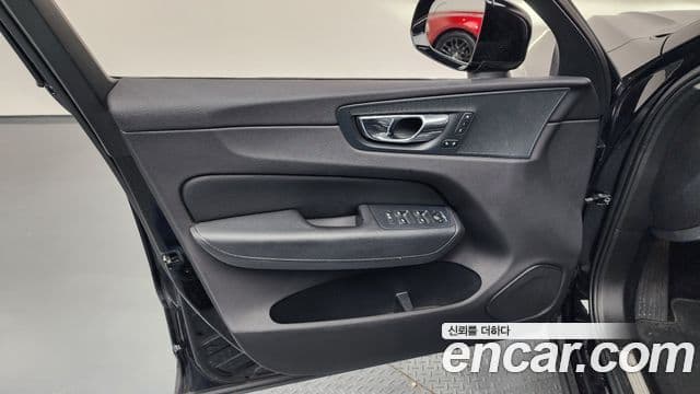 Volvo XC60 2018 — Photo 1/36