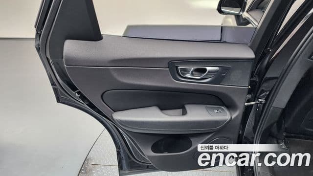 Volvo XC60 2018 — Photo 19/36