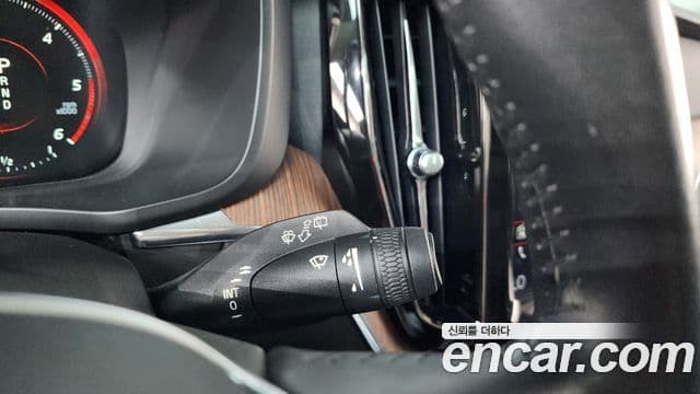 Volvo XC60 2018 — Photo 13/36