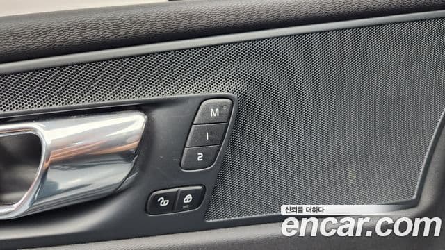 Volvo XC60 2018 — Photo 30/36
