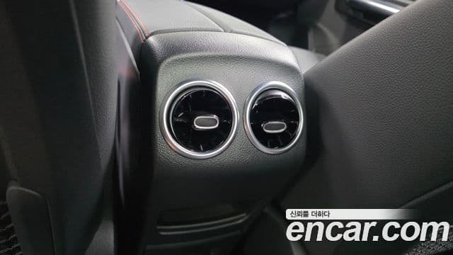 Mercedes-Benz GLA-Class 2021 — Photo 17/32