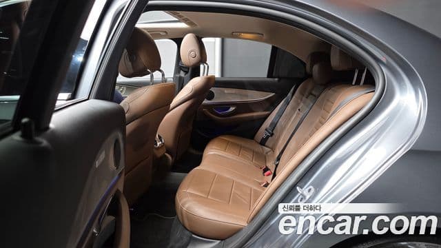 Mercedes-Benz E-Class 2019 — Фото 12/20