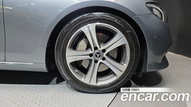Mercedes-Benz E-Class 2019 — Şəkil 30/31