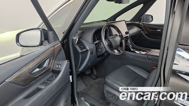Toyota Alphard 2024 — Photo 7/20