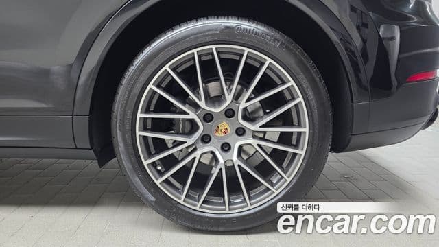 Porsche Cayenne 2022 — Photo 17/32