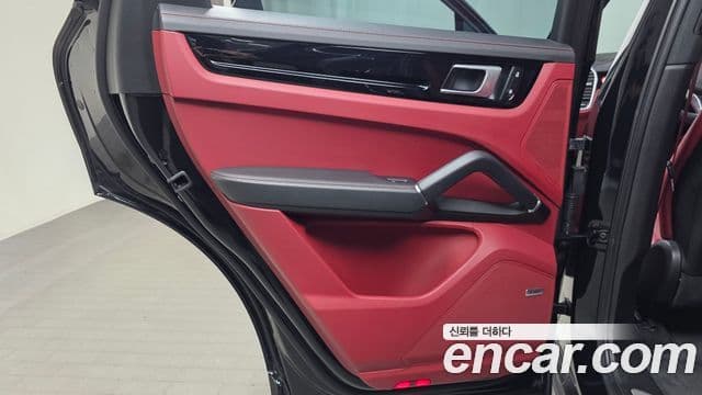 Porsche Cayenne 2022 — Photo 8/32