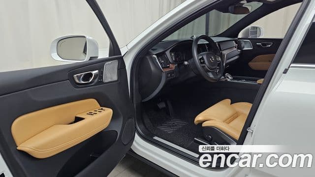 Volvo XC60 2021 — Фото 10/20