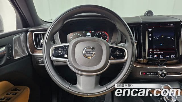 Volvo XC60 2021 — Фото 13/20