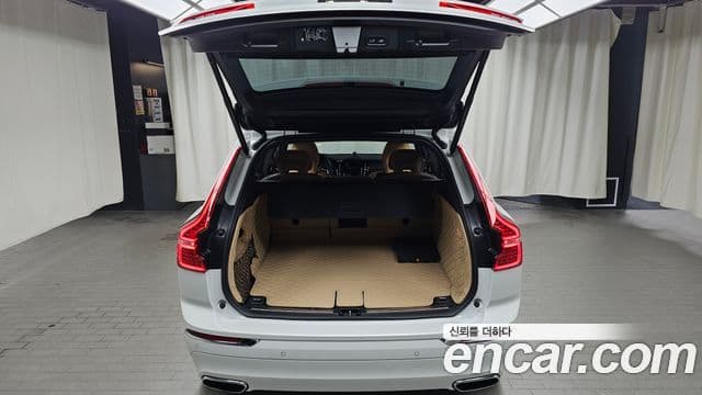 Volvo XC60 2021 — Фото 16/20