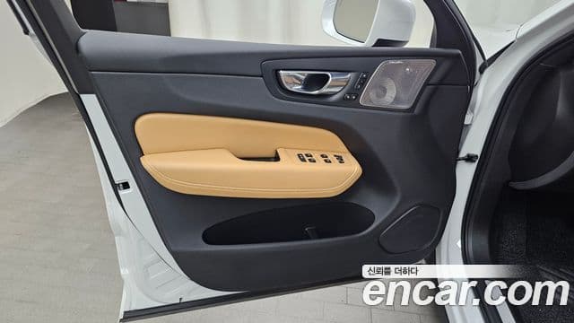 Volvo XC60 2021 — Photo 4/32