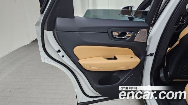 Volvo XC60 2021 — Photo 27/32