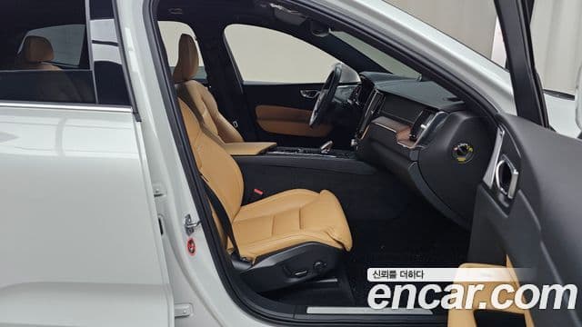 Volvo XC60 2021 — Photo 7/32
