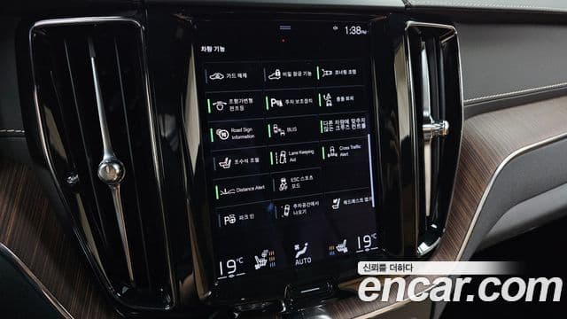 Volvo XC60 2021 — Photo 13/32