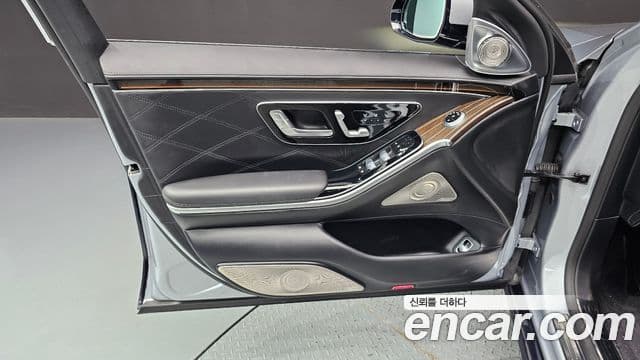 Mercedes-Benz S-Class 2022 — Photo 19/32