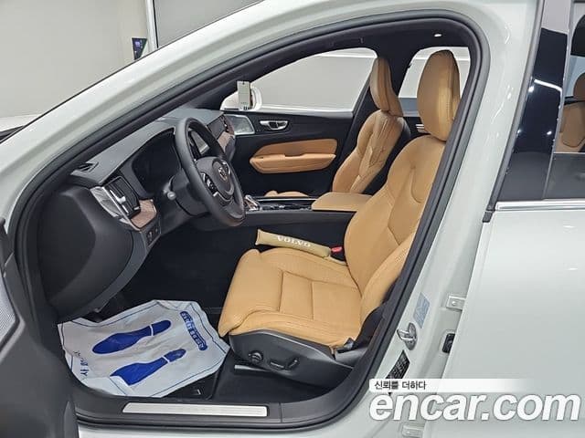 Volvo XC60 2022 — Фото 8/20