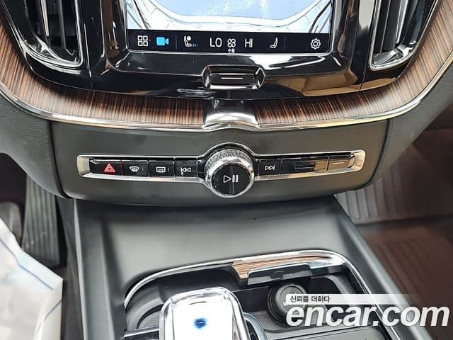 Volvo XC60 2022 — Фото 19/20