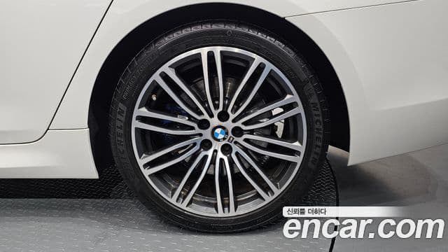 BMW 5 Series 2020 — Şəkil 25/34