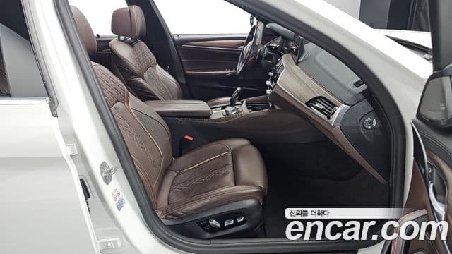 BMW 5 Series 2020 — Şəkil 21/34