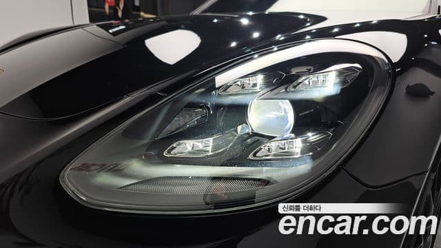 Porsche Panamera 2021 — ფოტო 15/38