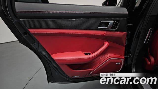Porsche Panamera 2021 — ფოტო 36/38