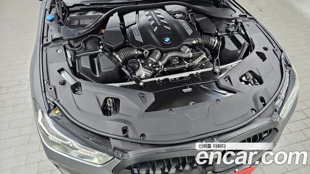BMW 8 Series 2025 — Photo 28/38